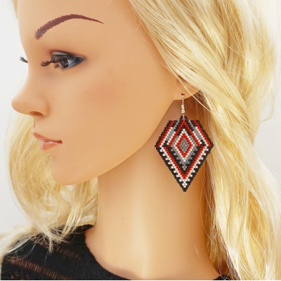 Attractive Earrings of Beads in Black and Red, Diamond Shape